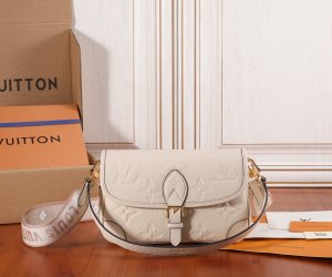 LOUIS VUITTON CROSSBODY BAG off-white LOUIS VUITTON CROSSBODY BAG off-white
