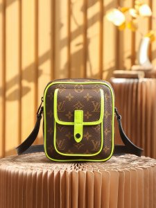 LOUIS VUITTON CROSSBODY BAG monogram LOUIS VUITTON CROSSBODY BAG monogram