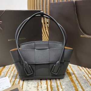 BOTTEGA VENETA MEDIUM ARCO 33 BAG IN LYCHEE GRAIN Black BOTTEGA VENETA MEDIUM ARCO 33 BAG IN LYCHEE GRAIN Black