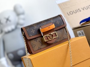 LOUIS VUITTON CROSSBODY BAG monogram LOUIS VUITTON CROSSBODY BAG monogram