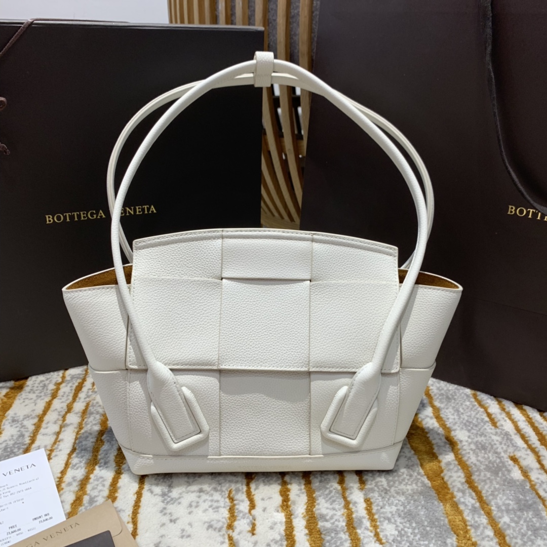 BOTTEGA VENETA MEDIUM ARCO 33 BAG IN lychee grain WHITE BOTTEGA VENETA MEDIUM ARCO 33 BAG IN lychee grain WHITE