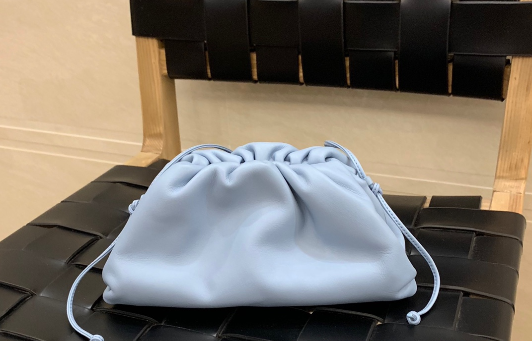 BOTTEGA VENETA THE POUCH 20 light blue BOTTEGA VENETA THE POUCH 20 light blue