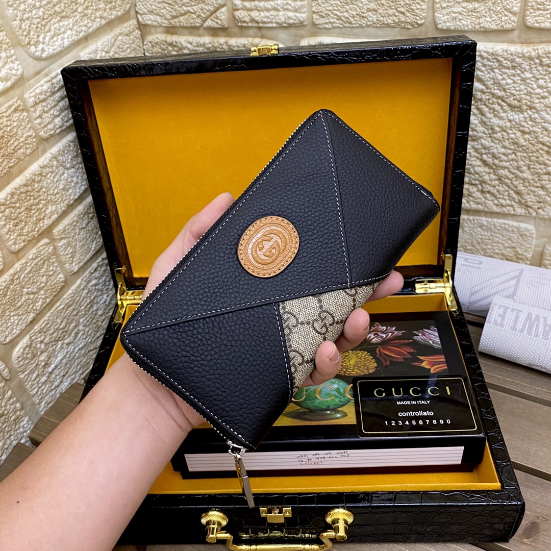 GUCCI Monogram Wallet GUCCI Monogram Wallet