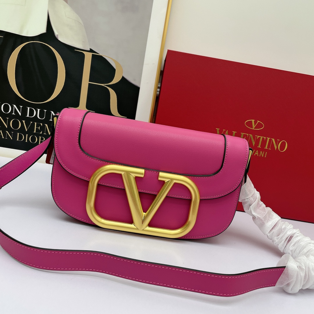 Valentino Garavani MAXI Crossbody Bag rose red Valentino Garavani MAXI Crossbody Bag rose red