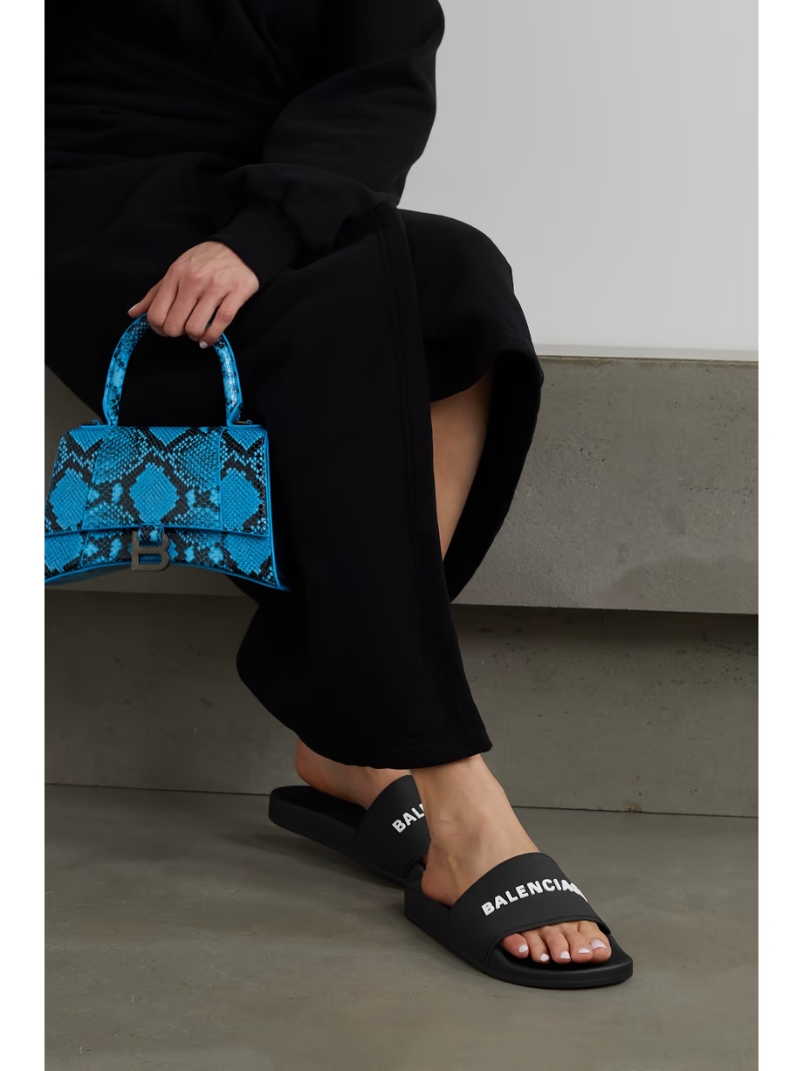 Piscine logo-embossed rubber slides Piscine logo-embossed rubber slides